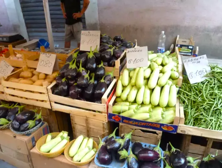 海外の市場は野菜だけでオシャレ