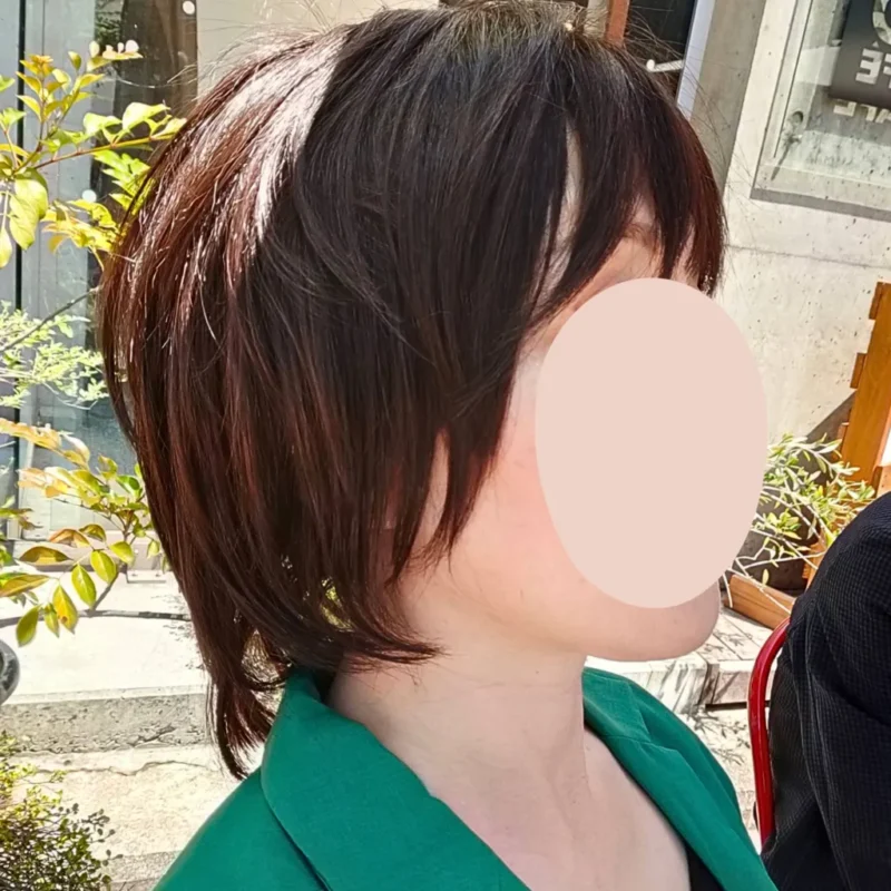 人毛MIXサラを着用するにゃんた(右横から)