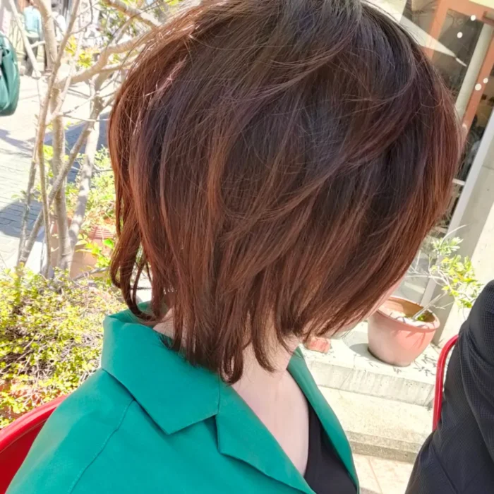 人毛MIXウィッグを着用するにゃんた(後ろから)