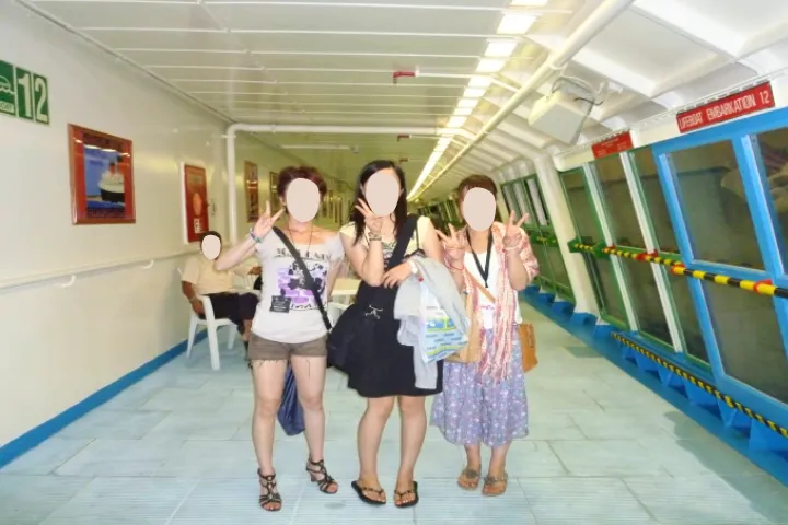 ピースボート甲板にて　バルセロナ観光をご一緒した女子３名で