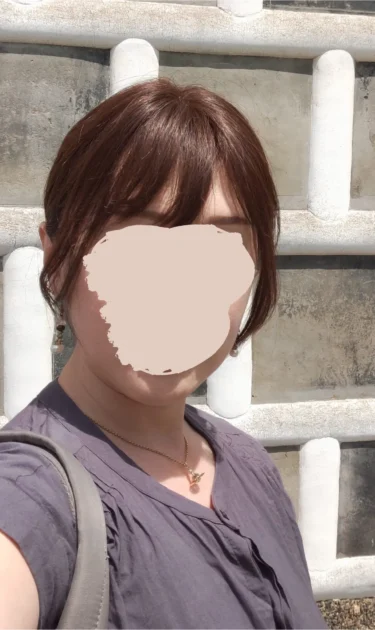 ナチュレトップヘアピースひとつ結び屋外正面から①