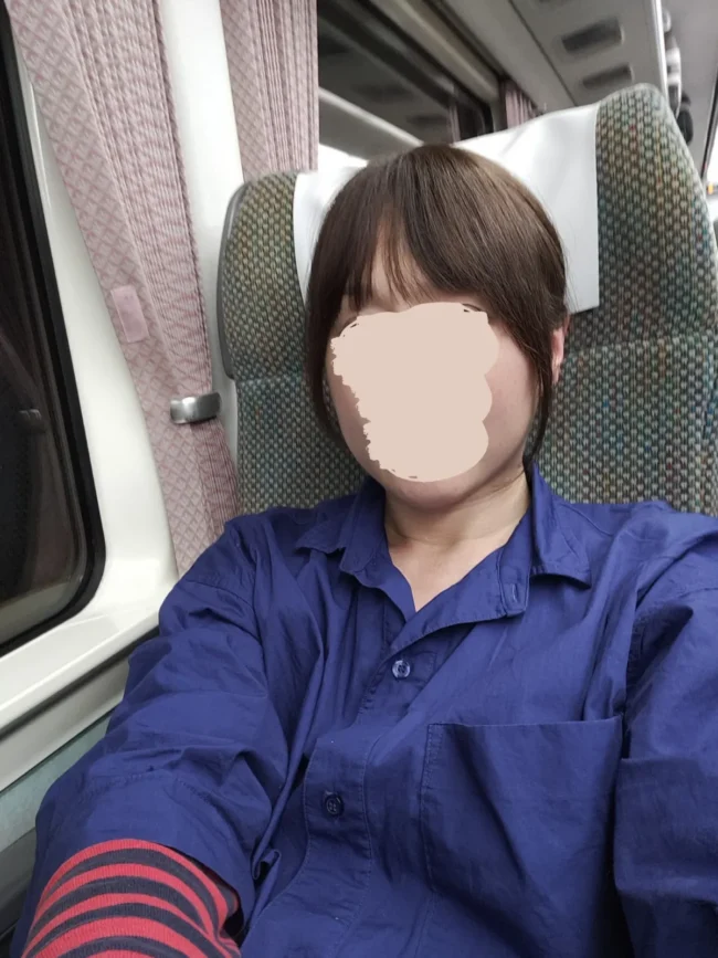 私元気のヘアピース装着にゃんた/新幹線車内正面から