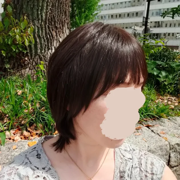 人毛MIXサラ屋外着用画像右斜め前から