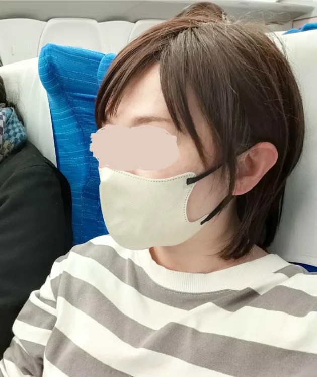 人毛MIXサラ車内着用画像左斜め前から
