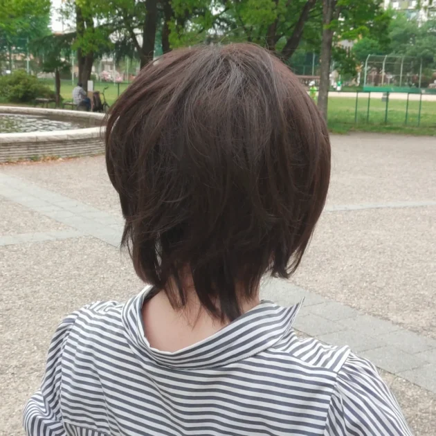 人毛MIXサラ着用画像屋外後ろから
