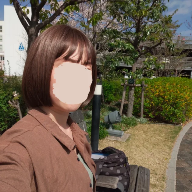 素肌ウィッグ屋外右斜め前から