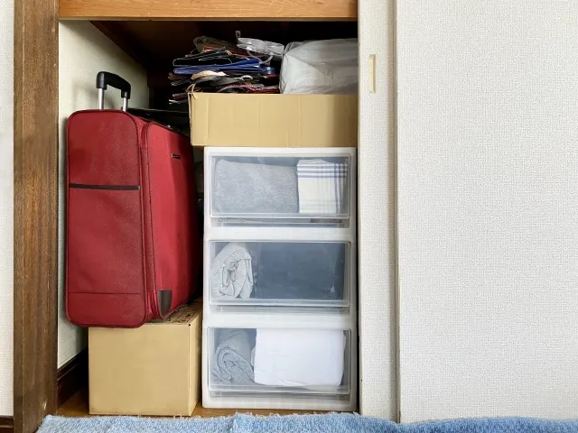 押し入れの中のスーツケース