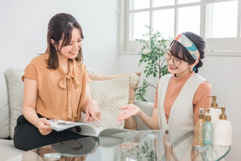 ヘアカタログを見ながら相談するお客さんと美容師