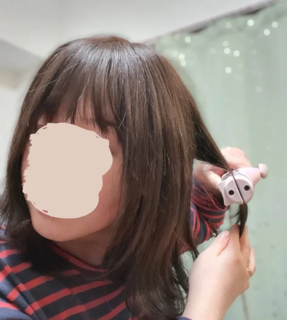 後ろの髪をセットしている様子