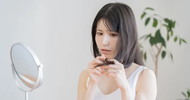 髪を気にする女性