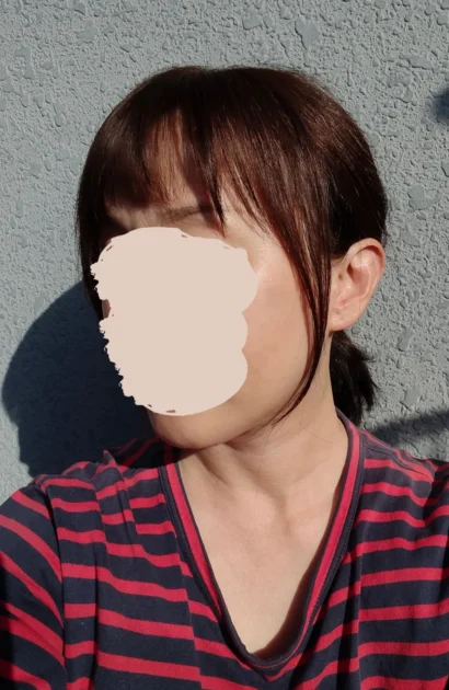ナチュレトップヘアピースひとつ結び晴天左斜め前から2