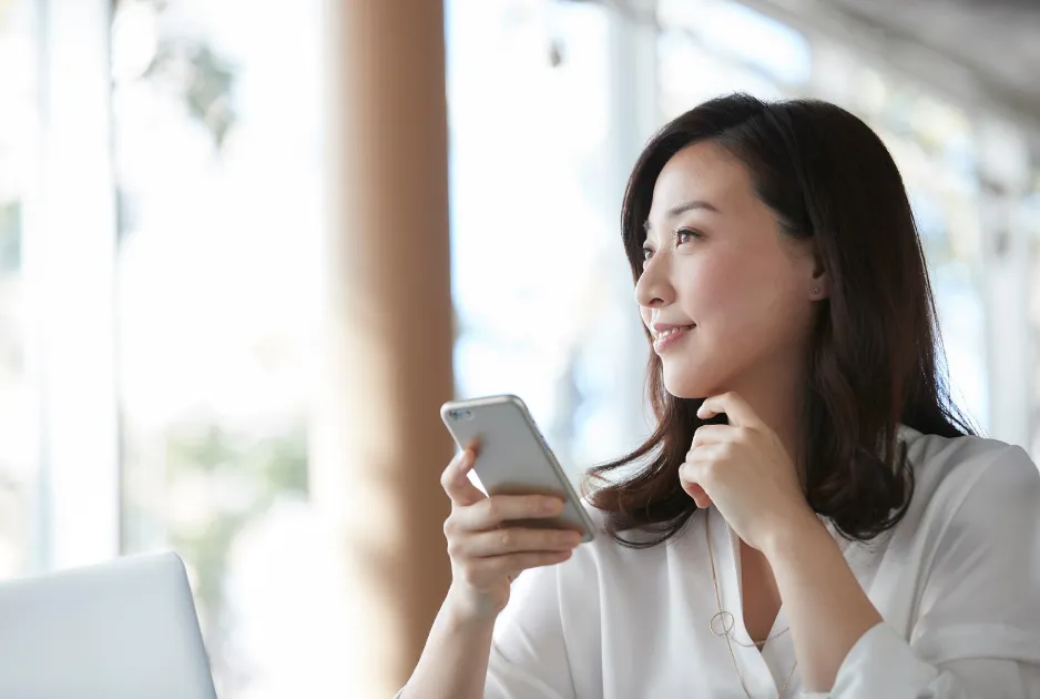 スマホを見る女性
